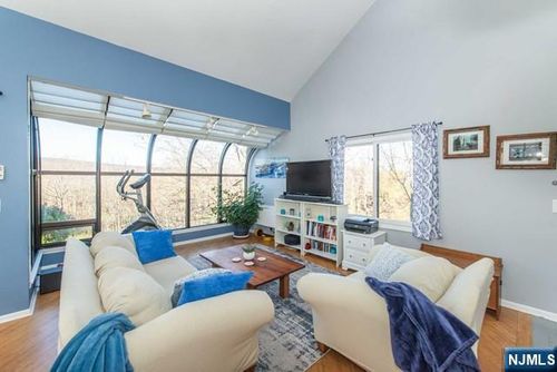 2 Falkenstein Dr, Vernon, NJ, 07462-2513 | Card Image