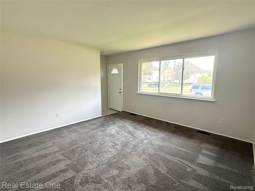 28476 Marquette St, Garden City, MI, 48135-2711 | Card Image