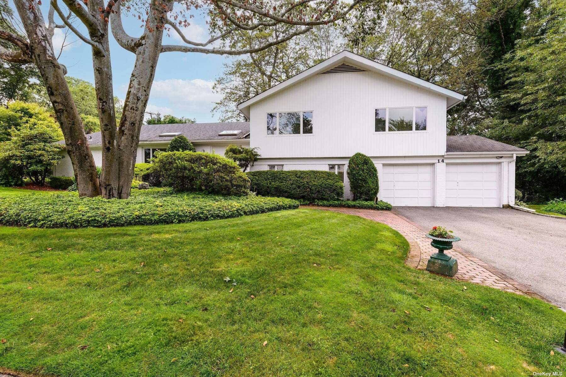 Sparrow Ln, Roslyn, NY 11576