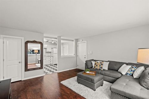 104-4516 Broadway, Kansas City, MO, 64111 | Card Image