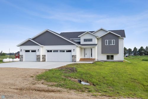 300 Prairie Dr N, Hankinson, ND, 58041-4018 | Card Image