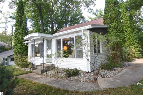 2624 Crescent Shores Dr, Traverse City, MI, 49685-9112 | Card Image