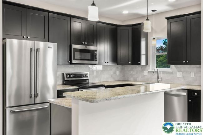 721 7 Th St, House other with 3 bedrooms, 3 bathrooms and null parking in Whitehall PA | Image 23