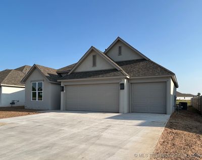 2112 E 128th Place S, House other with 3 bedrooms, 2 bathrooms and null parking in Jenks OK | Image 2