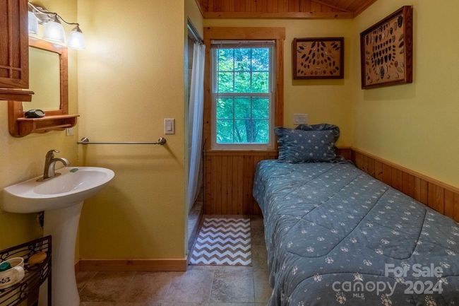 Apartment Bathroom/Bedroom | Image 29