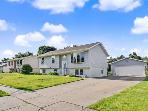 1895 Tam O Shanter Dr, Bettendorf, IA, 52722-2658 | Card Image