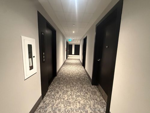 403-185 Deerfield Rd, Newmarket, ON, L3Y0G7 | Card Image