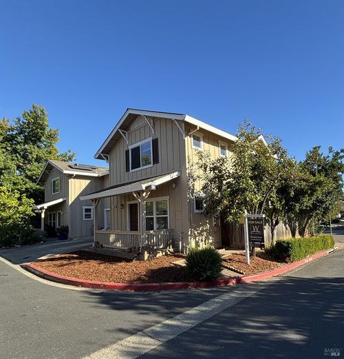 100 Ioli Ranch Cir, Cloverdale, CA, 95425-4034 | Card Image