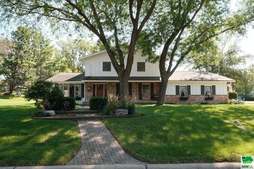 528 5th Ave Se, Sioux Center, IA, 51250-2220 | Card Image