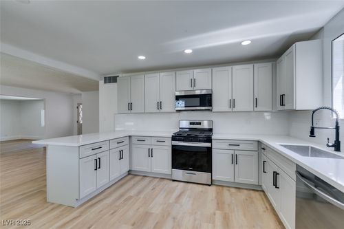 212 View Dr, Las Vegas, NV, 89107-2644 | Card Image
