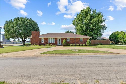 301 W Locust St, Fairview, OK, 73737-2326 | Card Image