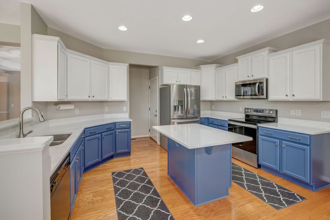 Large kitchen with lots of cabinet & counter space! | Image 13