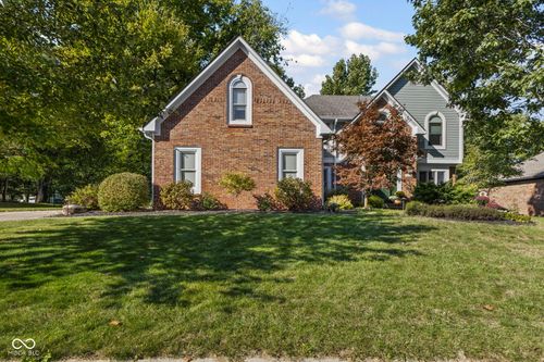 560 Vanhoy Dr, Greenwood, IN, 46142-9066 | Card Image