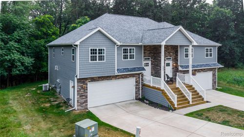 25-280 Whispering Pines Dr, Fenton, MI, 48430-5302 | Card Image