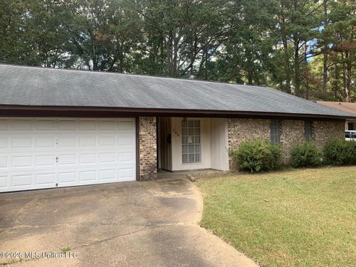 145 W Woodcrest Dr, Jackson, MS, 39212-4204 | Card Image