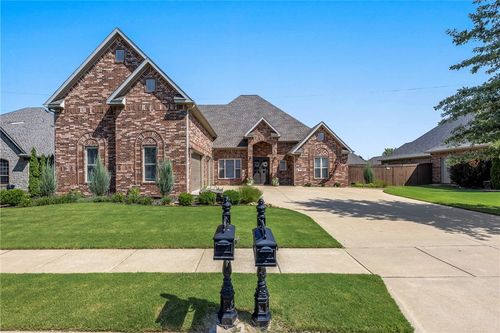 800 Sw Thorncroft Ave, Bentonville, AR, 72713-7736 | Card Image