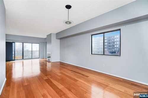 390 Gorge Rd, Cliffside Park, NJ, 07010-2700 | Card Image