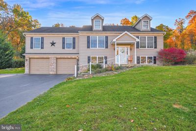 1859 Pin Oak Drive, House other with 4 bedrooms, 3 bathrooms and null parking in SPRING GROVE PA | Image 2