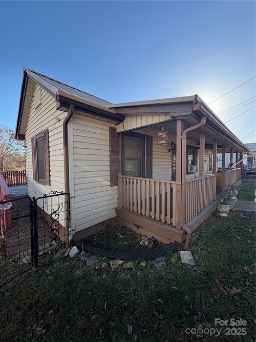 286 School St, Marion, NC, 28752-3200 | Card Image