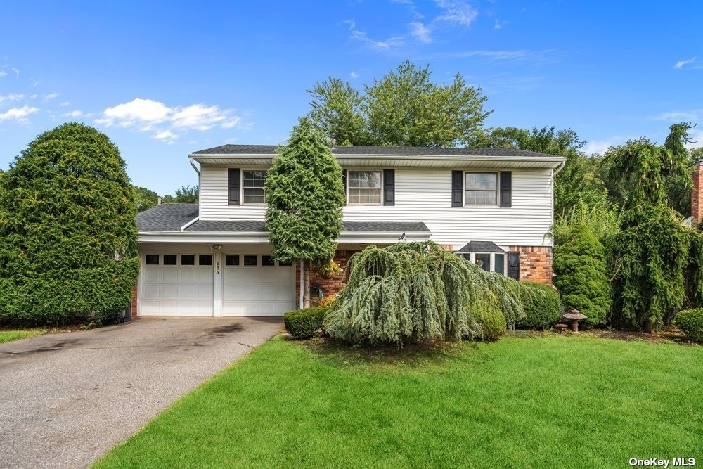 Plymouth Blvd, Smithtown, NY 11787
