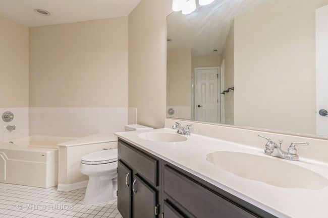 1245 - 1245 Rhodes Ln, Condo with 2 bedrooms, 1 bathrooms and 1 parking in Naperville IL | Image 15