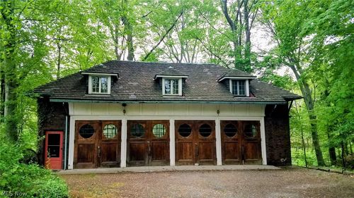 285 Corning Dr, Bratenahl, OH, 44108-1011 | Card Image