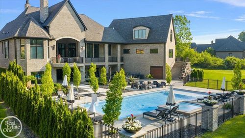 5271 Seven Lakes Dr S, Washington Township, MI, 48095-1127 | Card Image