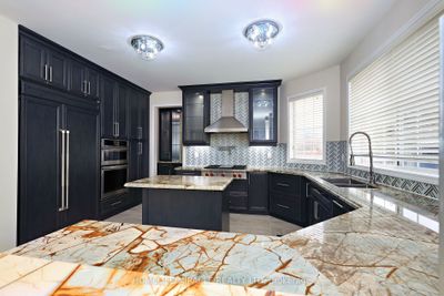 8 Nelly Crt, House other with 5 bedrooms, 7 bathrooms and 7 parking in Brampton ON | Image 3