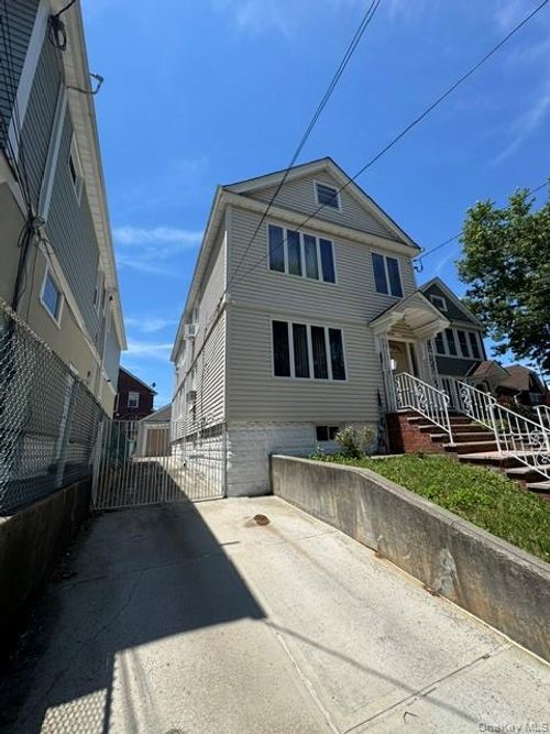 616 College Place, New York, NY, 11356 | Card Image
