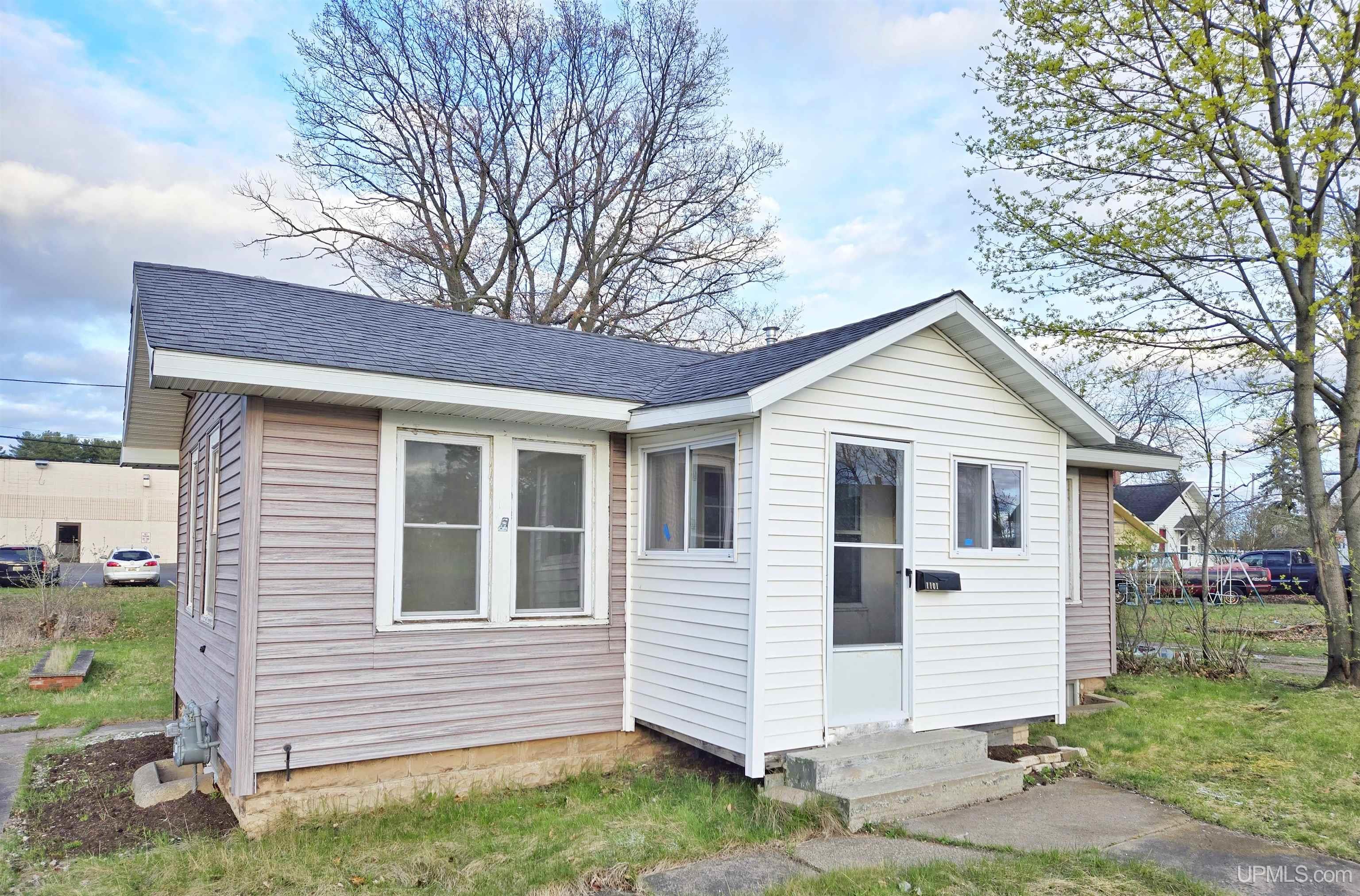 Cedar Ave, Iron Mountain, MI 49801