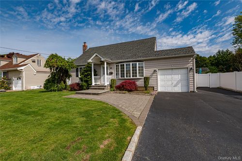255 N Albany Avenue, Oyster Bay, NY, 11758 | Card Image