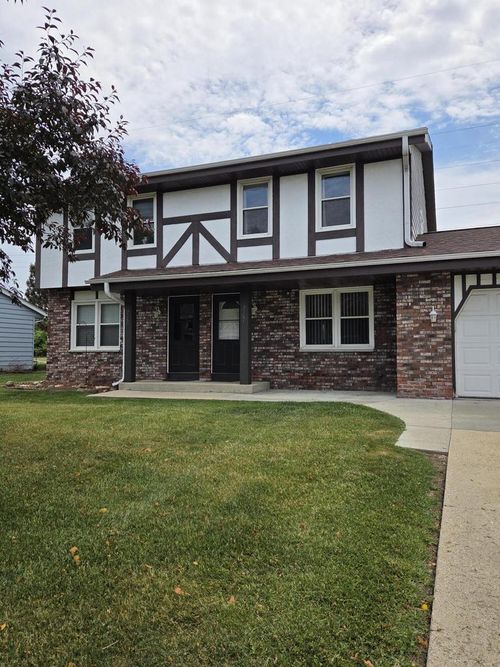 9147-9145 W Allerton Avenue, Greenfield, WI, 53228 | Card Image