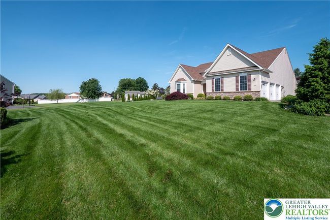 222 Danbury Dr, House other with 3 bedrooms, 3 bathrooms and null parking in Nazareth PA | Image 4