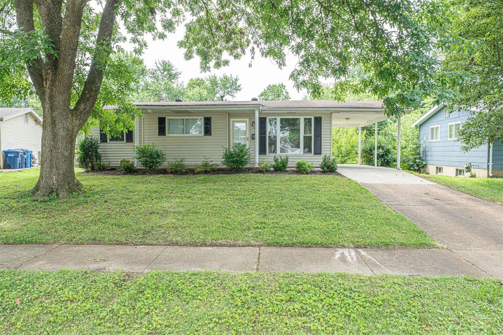 Lula Dr, Florissant, MO 63031