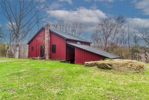 39 Willow Ln, Clinton Corners, NY, 12514-2414 | Card Image