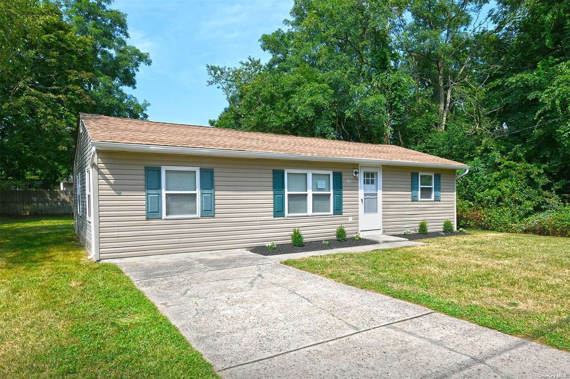 Scherger Ave, East Patchogue, NY 11772