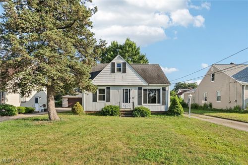 30052 Dorothy Dr, Wickliffe, OH, 44092-1607 | Card Image