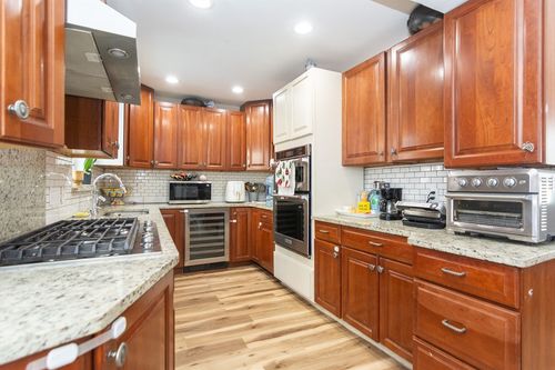 10 Dell St, Malden, MA, 02148-4339 | Card Image