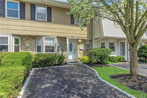 6 Manors Dr, Jericho, NY, 11753-1729 | Card Image