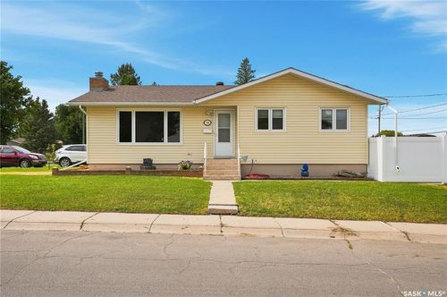 790 13th Ave Sw, Moose Jaw, SK, S6H6H6 | Card Image