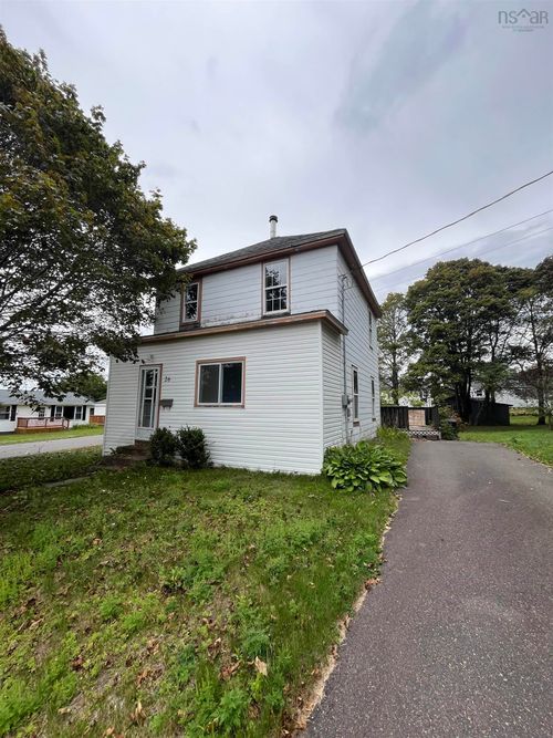 26 Fairview Ave, House with 3 bedrooms, 1 bathrooms and 1 parking in Amherst NS | Card Image