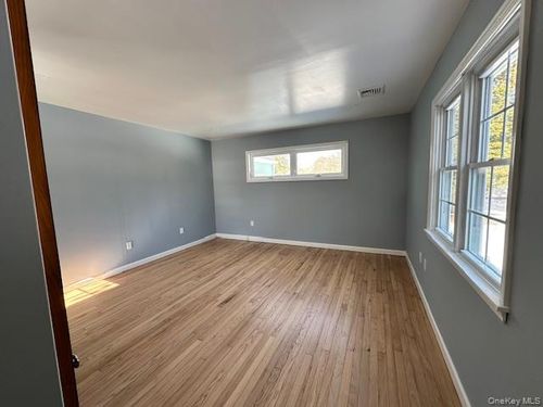 5 Pine St, Southampton, NY, 11968-4933 | Card Image