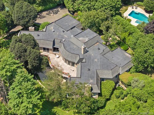 13 Chanticlare Dr, Manhasset, NY, 11030-1206 | Card Image