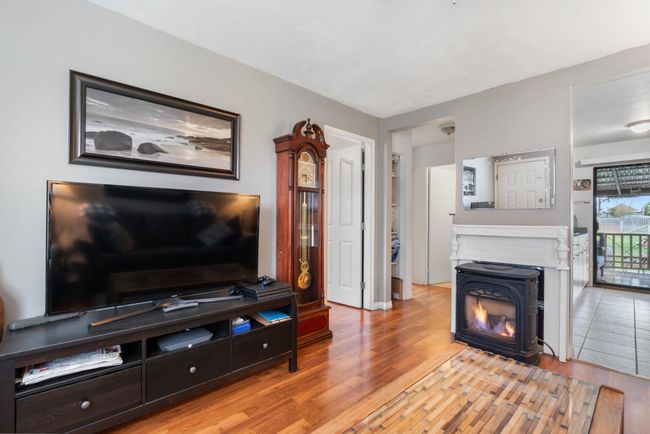 7528 Sharpe Street, Home with 2 bedrooms, 2 bathrooms and 4 parking in Mission BC | Image 6