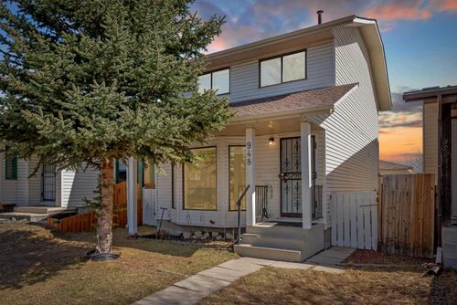 948 Riverbend Drive Se, Home with 3 bedrooms, 2 bathrooms and 2 parking in Calgary AB | Card Image