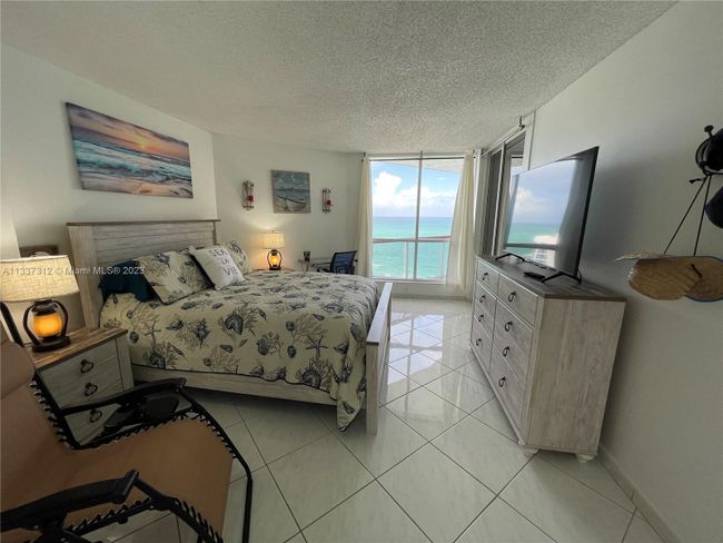 PH-2105 - 6767 Collins Ave, Condo with 2 bedrooms, 2 bathrooms and null parking in Miami Beach FL | Image 3