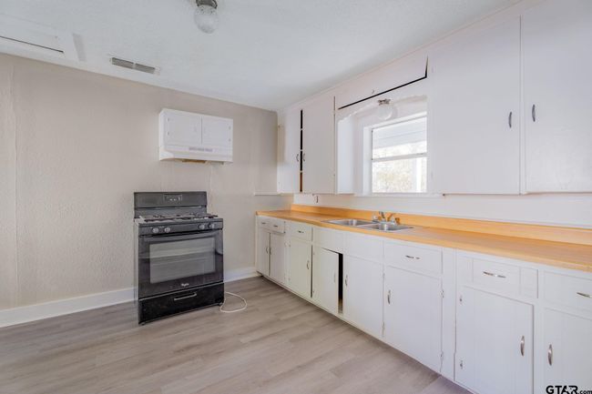 821 &amp; 827 Shaw (7 Units), Home with 0 bedrooms, 0 bathrooms and null parking in Tyler TX | Image 15