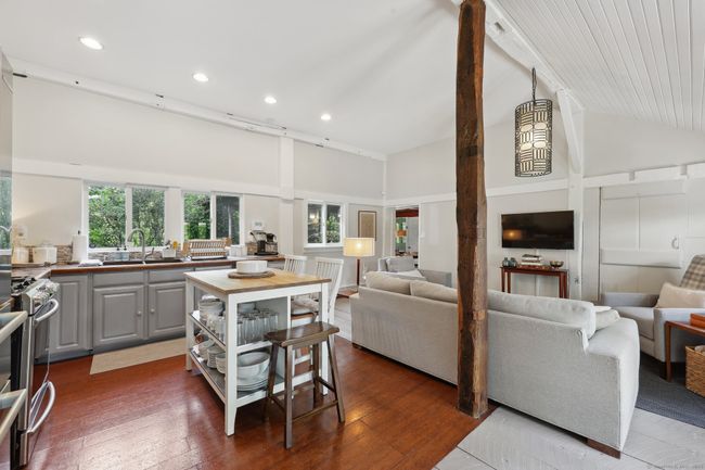Perfect space for entertaining with preparing meals. | Image 9