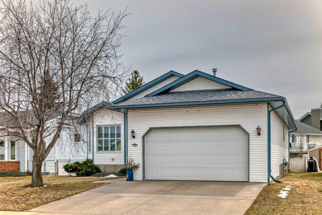 245 Maple Grove Crescent, Home with 4 bedrooms, 3 bathrooms and 4 parking in Strathmore AB | Image 1