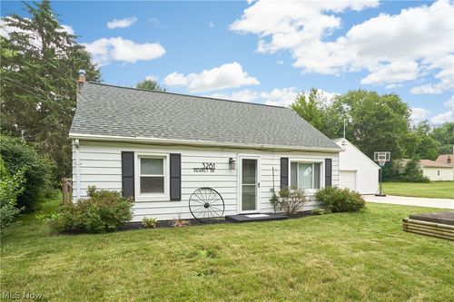 3261 Dewalt Dr, Akron, OH, 44312-5615 | Card Image
